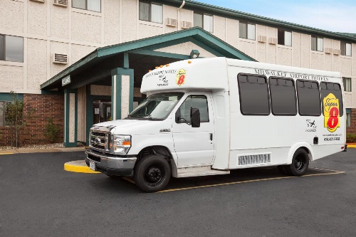 Super 8 by Wyndham Milwaukee Airport image 3