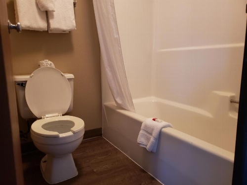 Super 8 by Wyndham Milwaukee Airport image 30