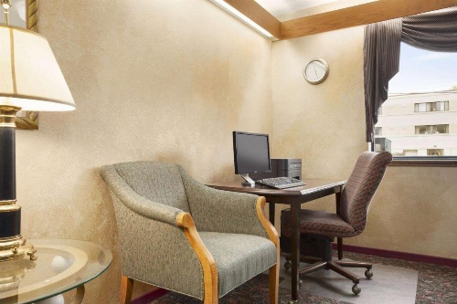 Super 8 by Wyndham Milwaukee Airport image 31