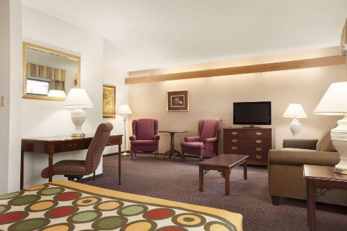 Super 8 by Wyndham Milwaukee Airport image 33