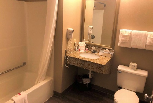 Super 8 by Wyndham Milwaukee Airport image 34